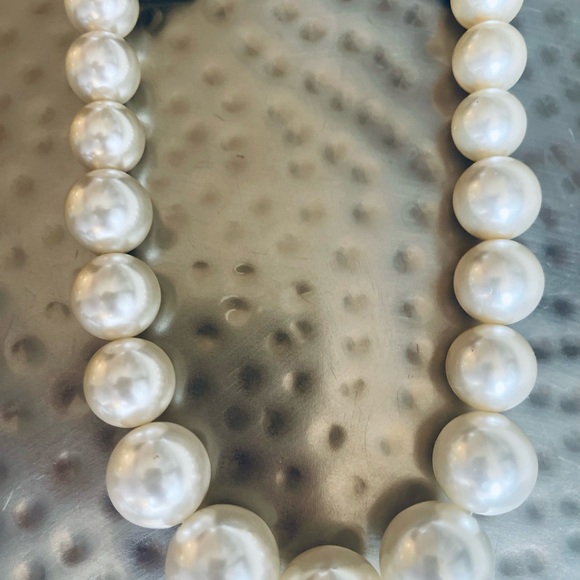 White House Black Market Elegant White Pearl Necklace - Picture 3 of 10